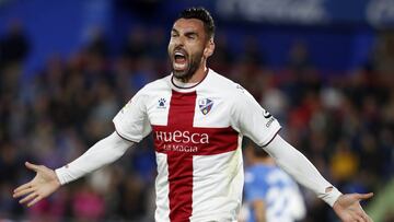 Enric Gallego celebra un gol con el Huesca.