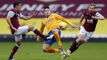 James, entre dos jugadores del Burnley.