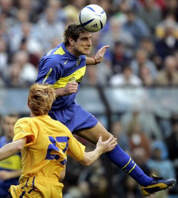 Fue una de las estrellas del fútbol argentino de mediados de los noventa, ídolo de la afición del Boca Juniors. Su gran envergadura le hacía un muro frente al gol, y de cabeza era imparable. Marcaba tanto con los pies como con la cabeza casi en la misma proporción.