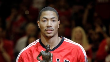 Derrick Rose, con el MVP de la NBA en 2011.