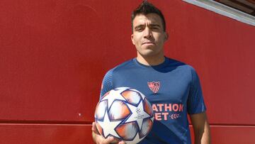 Marcos Acu&ntilde;a, con el bal&oacute;n de la Champions.