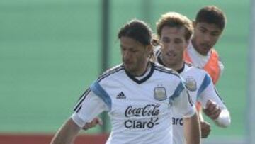 El central Martin Demichelis domina el balón delante del mediocentro Lucas Biglia durante un entrenamiento de Argentina antes del Mundial 2014.