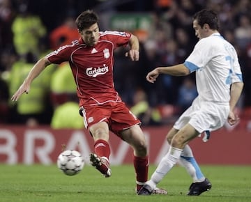 El tolosarra llegó al Liverpool en 2004 procedente de la Real Sociedad. Tras 5 temporadas a orillas del Mersey se marchó al Real Madrid previo pago de 30 millones de euros. En Madrid jugó también cinco temporadas. Es el único de esta lista que ha ganado alguna Champions League con los dos equipos.