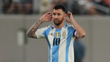 EAST RUTHERFORD, NEW JERSEY - JUNE 25: Lionel Messi of Argentina gestures during the CONMEBOL Copa America 2024 match between Chile and Argentina at MetLife Stadium on June 25, 2024 in East Rutherford, New Jersey. Rob Carr/Getty Images/AFP (Photo by Rob Carr / GETTY IMAGES NORTH AMERICA / Getty Images via AFP)