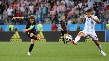 Soccer Football - World Cup - Group D - Argentina vs Croatia - Nizhny Novgorod Stadium, Nizhny Novgorod, Russia - June 21, 2018 Croatia's Luka Modric scores their second goal REUTERS/Ivan Alvarado