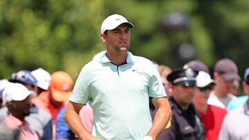 El golfista estadounidense Scottie Scheffler observa una bola durante la jornada final del Travelers Championship en el TPC River Highlands de Cromwell, Connecticut.