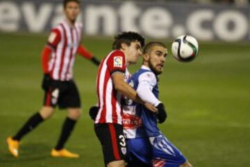 El delantero del Alcoyano Francisco Ferrón disputa un balón con el defensa del Athletic de Bilbao Jon Aurtenetxe.