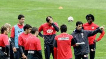 <b>ÚLTIMAS INSTRUCCIONES. </b>Quique alecciona a sus jugadores durante un entrenamiento.