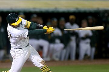 Las bolas vuelan y los bates suenan de nuevo (a veces, como el del catcher de los Oakland Athletics Shea Langeliers, en la imagen, m¨¢s bien crujen) en la MLB, la liga profesional de b¨¦isbol estadounidense, cuyo Opening Day, el d¨ªa que marca el comienzo de la temporada regular, se celebr¨® el jueves.