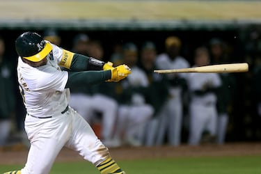 Las bolas vuelan y los bates suenan de nuevo (a veces, como el del catcher de los Oakland Athletics Shea Langeliers, en la imagen, más bien crujen) en la MLB, la liga profesional de béisbol estadounidense, cuyo Opening Day, el día que marca el comienzo de la temporada regular, se celebró el jueves. 