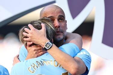 Abrazo entre Jack Grealish  y Pep Guardiola.