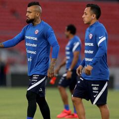 La formación que prepara Chile para el duelo con Perú