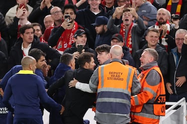 Simeone, es expulsado tras encararse con un aficionado del Liverpool. El ténico se quejó al árbitro que le habían hecho una peineta.