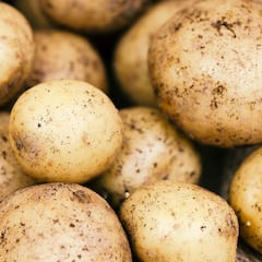 Un agricultor se quedó tirado con 32 toneladas de patatas en su campo: tiempo después, su granja se llenó de cientos de coches
