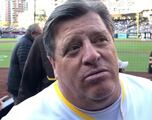 Miguel Herrera lanzó la primera bola del Padres ante Dodgers con motivo del 5 de mayo