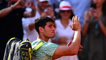 El tenista español Carlos Alcaraz abandona la pista Philippe Chatrier tras caer ante Novak Djokovic en las semifinales de Roland Garros 2023.