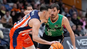 El base del Leyma Coruña Thomas Heurtel (i) intenta superar a Guillem Vives, del Joventut, durante el partido de liga Endesa que Joventut de Badalona y Leyma Coruña disputan este sábado en el Olimpic de Badalona.