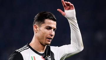 Cristiano Ronaldo se queja mientras sale del c&eacute;sped en el Juventus-Milan. 