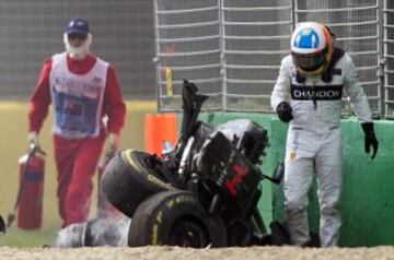 Fernando Alonso y Esteban Gutierrez tras chocar durante el GP de Australia.