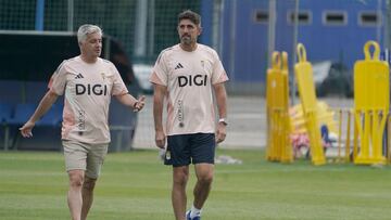 22/07/25 PRETEMPORADA ENTRENAMIENTO REAL OVIEDO
PAUNOVIC CON EL DIRECTOR DEPORTIVO SUAREZ