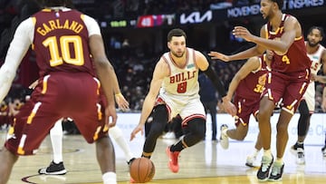 Zach LaVine, alero de Chicago Bulls, penetra ante la defensa de Cleveland Cavaliers.