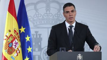 El presidente del Gobierno, Pedro Sánchez, durante su comparecencia ante los medios de comunicación, en el Palacio de la Moncloa, a 2 de noviembre de 2024, en Madrid (España). Tras la petición del president de la Generalitat Valenciana, Carlos Mazón, se va a realizar de forma "inmediata" el envío de 5.000 militares más. "Hoy mismo llegarán 4.000 efectivos y, a primera hora de mañana, 3 de noviembre, los 1.000 restantes", se ha comprometido en este comunicado.
02 NOVIEMBRE 2024;PRESIDENTE;SÁNCHEZ;COMPARECENCIA;CRISIS;DANA;ENVÍO DE MILITARES;
Pool Moncloa/Borja Puig de la Bellacasa
02/11/2024