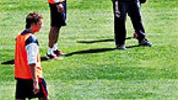 <b>ENTRENAMIENTO NADA MÁS LLEGAR</B>. El equipo regresó a Sevilla a las 11:30 horas y se marchó al estadio a entrenarse.