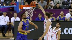 Juancho Hernang&oacute;mez machaca durante el partido del Eurobasket entre Ruman&iacute;a y Espa&ntilde;a.