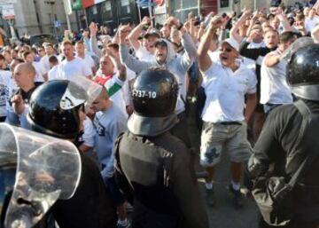 Policia ucraniana separando a fans del Legia Varsovia tras la pelea con fans del Zorya Lugansk.