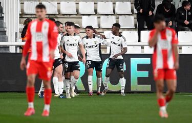 El centrocampista del Burgos marcó uno de los goles de la jornada. No había anotado antes, pero por su control y definición podría parecer que lo hiciera cada fin de semana. Con el pecho orientó el balón hacia el área, en un saque de banda; y ante Maximiano, definió con el interior y por bajo.