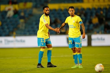 Hernani y Jonathan Viera se saludan durante el mencionado partido contra la UD Almería del 9 de enero de 2022, el último que Mel le dirigió a Las Palmas en Gran Canaria. 