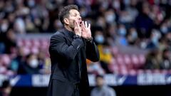 Simeone da instrucciones durante el partido contra el Levante.