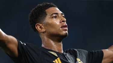 Real Madrid's English midfielder #5 Jude Bellingham celebrates scoring his team's second goal during the UEFA Champions League 1st round day 2 Group C football match Napoli vs Real Madrid at the Diego Armando Maradona stadium in Naples on October 3, 2023. (Photo by Carlo HERMANN / AFP)