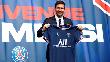 Soccer Football - Lionel Messi Press Conference after signing for Paris St Germain - Parc des Princes, Paris, France - August 11, 2021 Paris St Germain&#039;s Lionel Messi poses with a shirt on the pitch after the press conference REUTERS/Sarah Meyssonnie