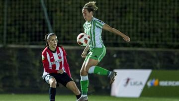 Priscila Borja controla el balón ante el Athletic.