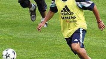 <b>EL PRIMERO DE O REI</B>. Ronaldo ya ha prometido samba goleadora en su segunda temporada en el Real Madrid. El brasileño ya ha comenzado a afinar su puntería y en el partidillo de ayer inauguró el marcador. Ronie quiere superar los 30 goles que marcó la temporada pasada.