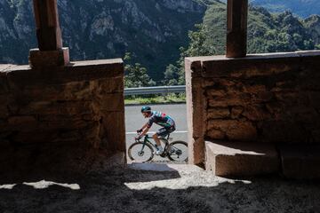 El ciclista alemán del equipo Bora-Hansgrohe Nico Denz, durante la decimoctava etapa de la Vuelta Ciclista a España disputada entre Pola de Allande y La Cruz de Linares, de 179 kms de recorrido.