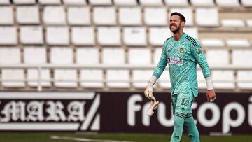 BURGOS, 16/10/2022.- La racha del portero del Burgos José Antonio Caro, que llevaba diez partidos sin haber encajado un gol, se ha roto hoy durante el encuentro con el Mirandés tras ser expulsado. EFE/Santi Otero
