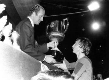 El Rey entrega la Copa a Johan Cruyff.