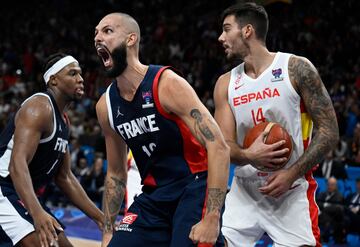 El capitán francés Evan Fournier celebra una canasta. 