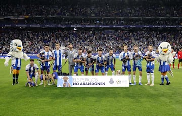 Los jugadores y los 11 perros que acabaron encontrando hogar, antes del Espanyol-Valladolid del año pasado.