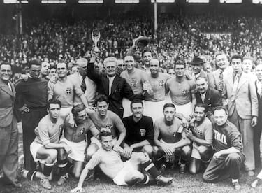 Italia sumó su segundo mundial de fútbol consecutivo el 19 de junio de 1938. En la foto, el seleccionador italiano Vittorio Pozzo levanta el trofeo de campeones junto a sus jugadores tras ganar en la final de París a Hungría por 4-2. 