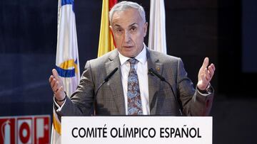 El presidente del COE Alejandro Blanco interviene durante la presentaci&oacute;n de los nuevos deportistas de la UCAM en el Comit&eacute; Ol&iacute;mpico Espa&ntilde;ol.