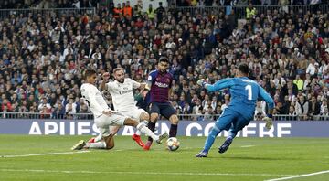 Gol 0-2 ¡¡VARANE MARCA EN PROPIA PUERTA!! ¡Buen balón de Semedo a la espalda de la defensa para Dembélé, se interna en el área y el central, en el segundo palo, se acaba metiendo el balón en su meta en su intento de despeje ante Suárez!