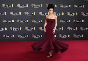 Chase Infiniti posa en la alfombra roja previa a la gala de Premios de BAFTA.