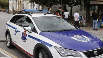 GRAFCAV7675. PLENTZIA (BIZKAIA), 02/09/2021.-Un coche patrulla de la ertzaintza ante el Ayuntamiento de Plentzia, la policía municipal ha realizado esta tarde controles de acceso de vehículos a la zona urbana, que se mantendrán hasta