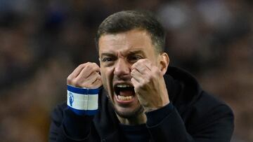 FC Porto's Argentinian coach Martin Rodrigo Anselmi reacts during the Portuguese League football match between FC Porto and SL Benfica at Dragao stadium in Porto on April 6, 2025. (Photo by MIGUEL RIOPA / AFP)