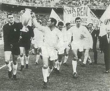 Celebración de la sexta Copa de Europa del Real Madrid con Gento.