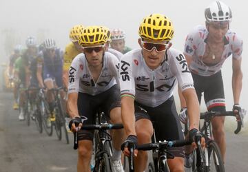 El ciclista polaco Michal Kwiatkowski del equipo Sky liderando el pelot¨®n durante la duod¨¦cima etapa del Tour de Francia de 2017.