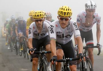 El ciclista polaco Michal Kwiatkowski del equipo Sky liderando el pelotón durante la duodécima etapa del Tour de Francia de 2017.